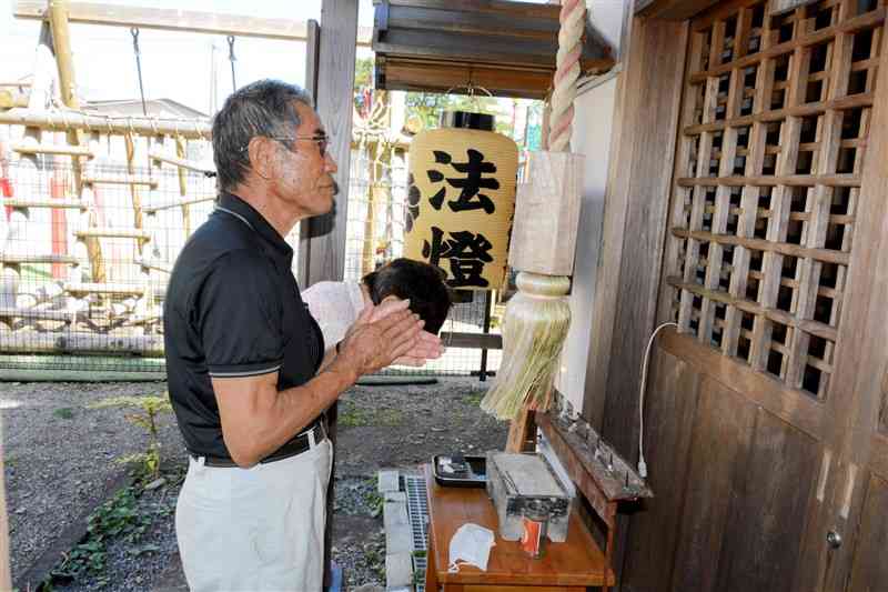 相良三十三観音の1番札所で手を合わせる参拝者＝人吉市