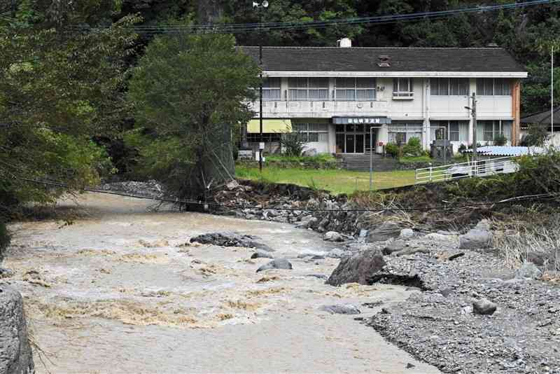 台風14号による緑川の増水でグラウンドの一部が崩落した清流館＝山都町