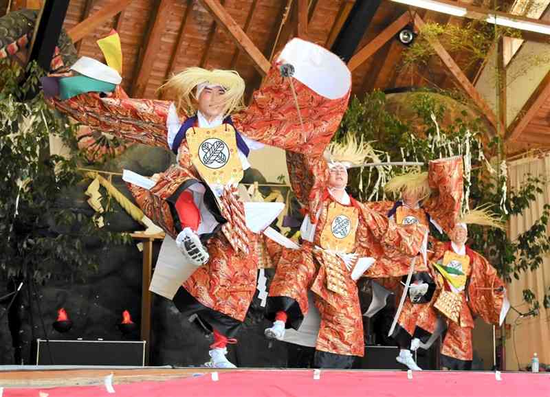 定期公演で「平国」をダイナミックに舞う「神楽男子」のメンバーら＝4月、阿蘇市