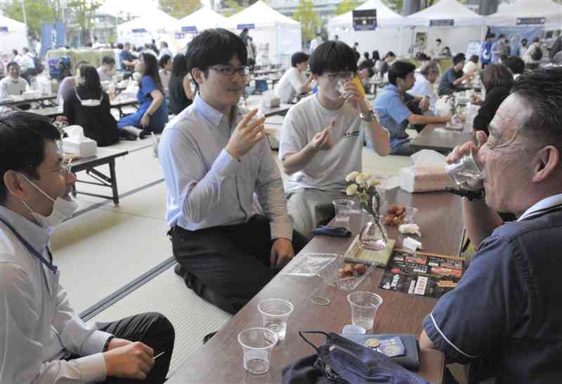 畳の上で日本酒などを堪能する来場客＝熊本市西区