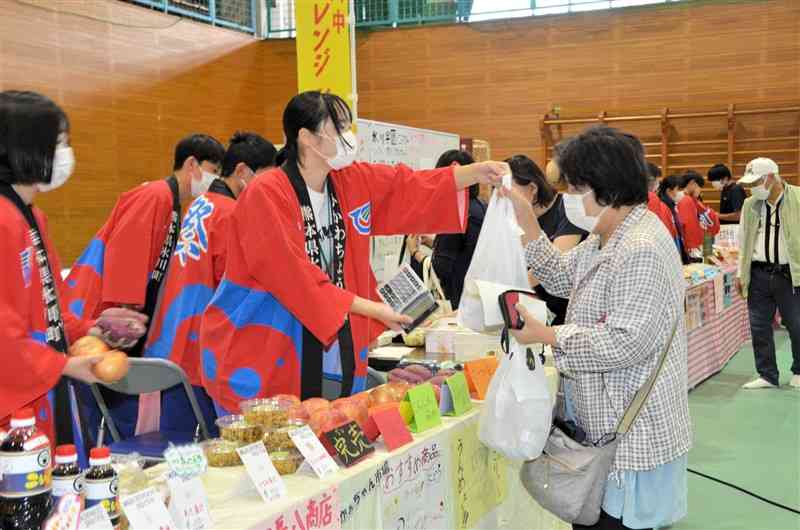 氷川中であった販売体験学習「チャレンジショップ」＝氷川町