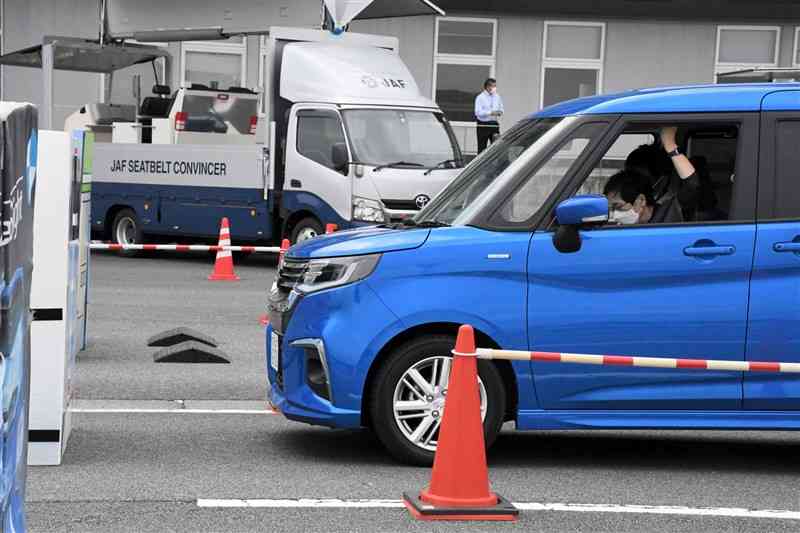 サポートカーの体験会で、自動ブレーキを体験する高齢者＝23日、菊陽町