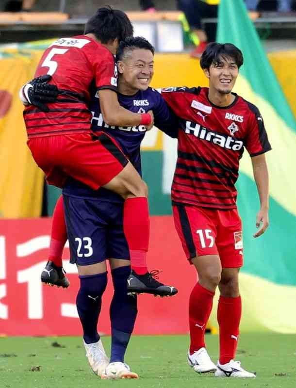 【熊本－千葉】1－0で勝利し、喜ぶ熊本の（左から）菅田、GK佐藤、三島