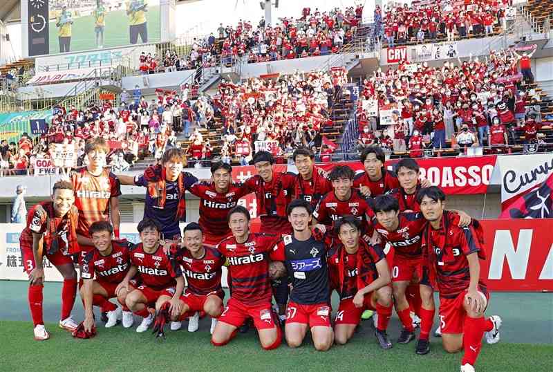 アウェーの千葉戦に1－0で勝利し、サポーターと記念写真に納まるロアッソ熊本の選手たち＝9月25日、千葉市のフクダ電子アリーナ