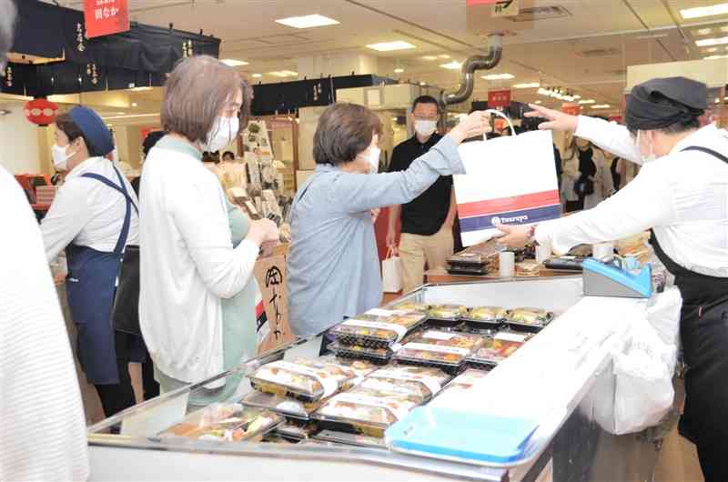 鶴屋百貨店で始まった「大京都展」を訪れた買い物客ら＝28日、熊本市中央区