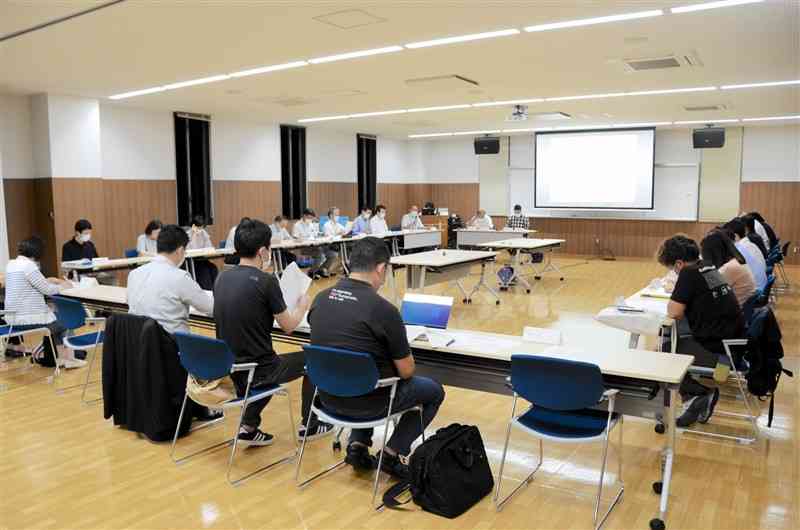 学校給食施設の運営方式を議論した検討委＝合志市