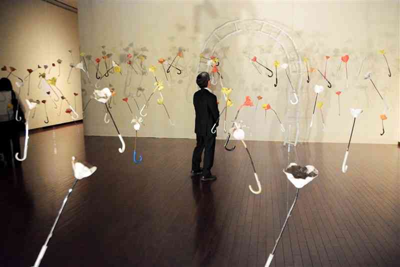 現代アーティスト9人の紙を素材に制作した作品を紹介する展覧会「PAPER：かみと現代美術」の内覧会＝30日、熊本市中央区