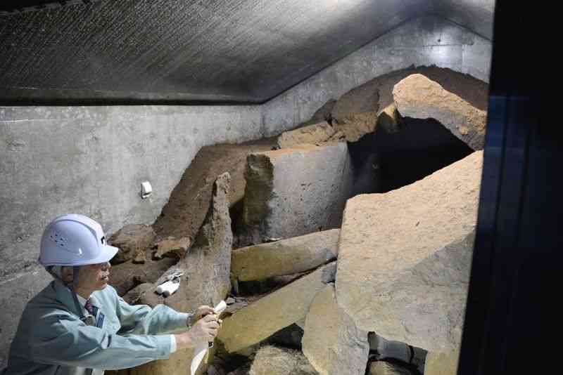 熊本地震で崩れた石之室古墳＝2016年12月、熊本市南区