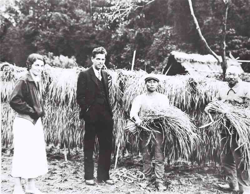エンブリー夫妻と須恵村の男性2人。福岡日日新聞の記者が撮影した写真＝1936年10月