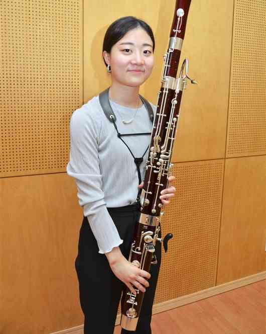 ファゴットを演奏し、全国コンクールで2位に輝いた平成音大1年の冨田祐里さん＝御船町