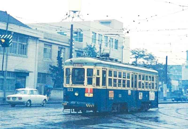 昭和20～40年代に熊本市内を走っていた市電のカラーリング。クラウドファンディングで再現を目指す（市交通局提供）