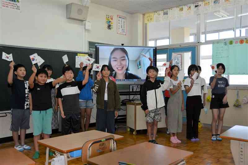 韓国の起業家サンエン・リーさんとオンラインで交流する児童ら＝南関町