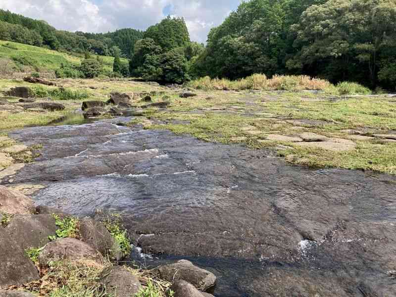 菊池川上流にある千畳河原。石畳の上を水が流れている