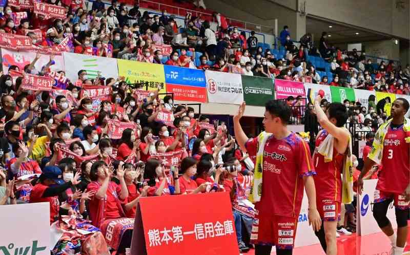 試合後、観客にあいさつする熊本ヴォルターズの選手たち＝1日午後、熊本市西区の県立総合体育館（谷川剛）