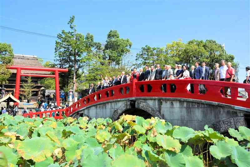 熊本豪雨で被災し修復工事が完了した青井阿蘇神社の禊橋＝人吉市