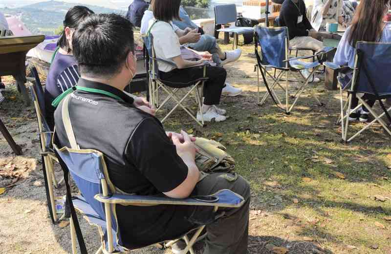 男女ペアになって歓談する婚活イベントの参加者たち＝熊本市西区