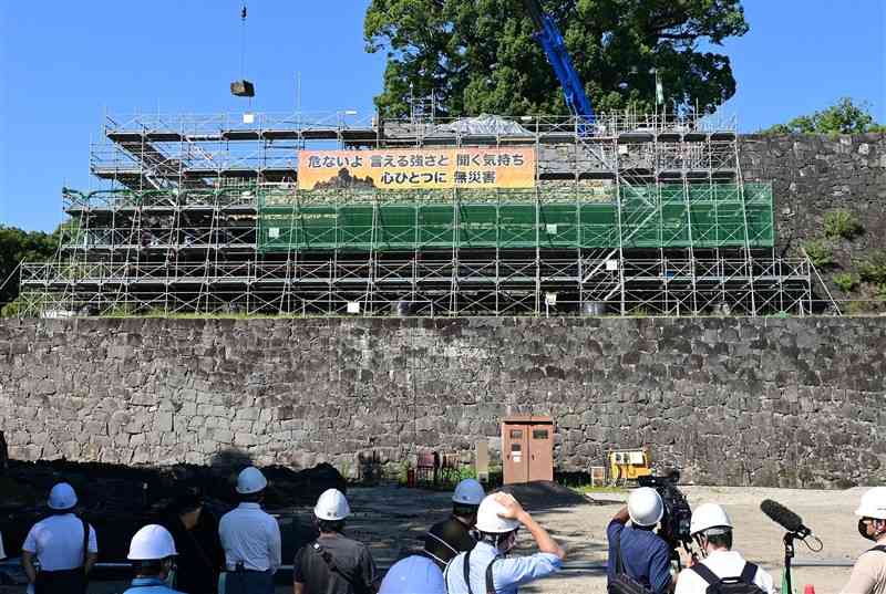 報道公開された飯田丸五階櫓台の石垣積み直し作業。下層は復旧作業を終えた要人櫓台の石垣＝3日午後、熊本市中央区の熊本城（谷川剛）