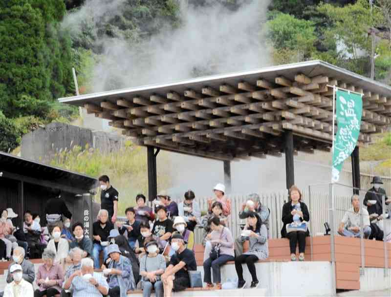 蒸気が噴出する「岳の湯大地獄」の周りで感謝祭を楽しむ来場者＝小国町