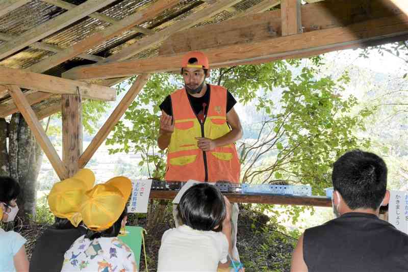 有害鳥獣の活用方法などについて語る地域おこし協力隊員の渡邊義文さん＝芦北町