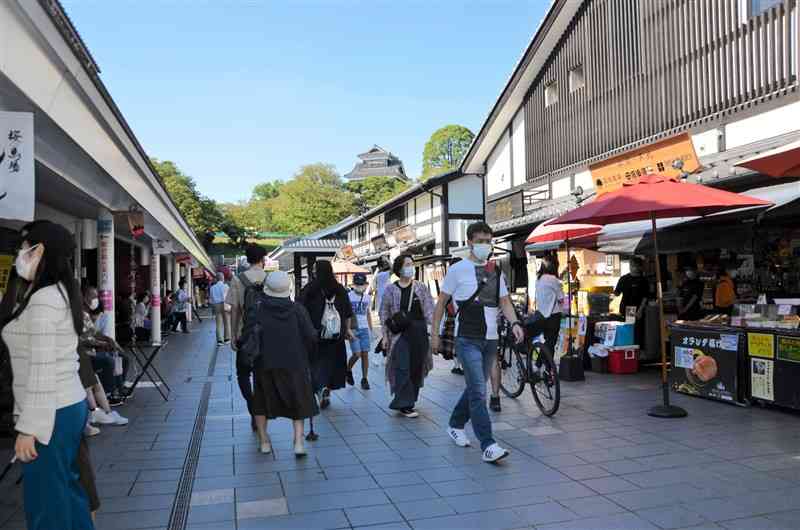 熊本城域内にある桜の馬場城彩苑。観光客の増加に期待が高まっている＝1日、熊本市中央区