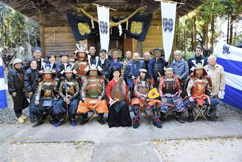 板井熊野座神社で写真に納まる出演者ら。菊池市からも7人が武士役で出演した（今川映画製作実行委員会提供）