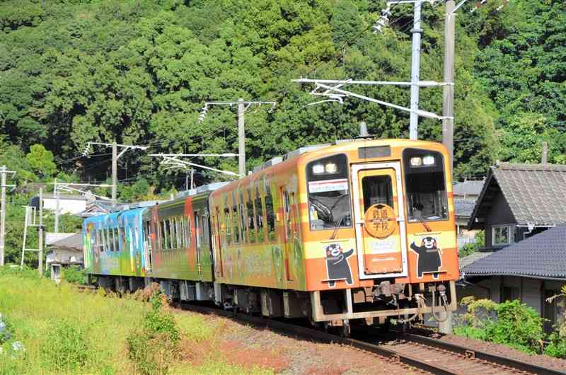 くまモンのラッピング列車3両を連結した肥薩おれんじ鉄道の臨時列車＝八代市