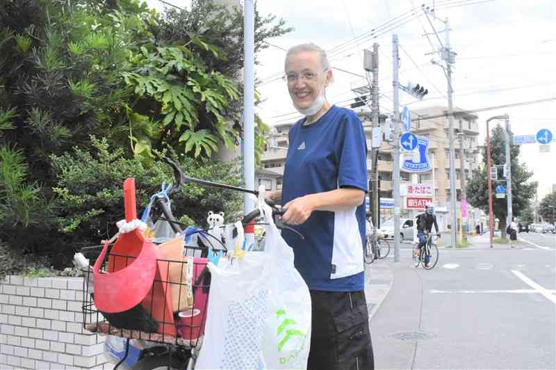 専用の自転車に充実した装備を積んで自宅周辺のごみ拾いを続けるウオーターマン・ジュリーさん