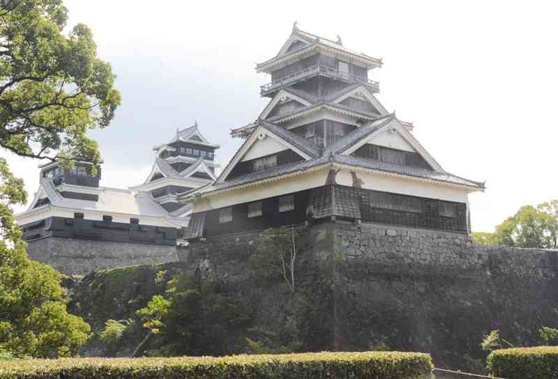 解体復旧工事に向け、櫓を覆う素屋根が造られる宇土櫓＝熊本市中央区