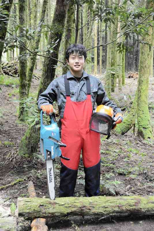 林業を盛り上げようと日々勉強に励む芦北高林業科3年の村上正道さん＝芦北町