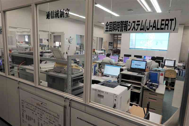 Jアラートによる緊急速報があった場合、発表状況や市町村の情報を確認するという熊本県危機管理防災課の通信統制室＝7日、県庁