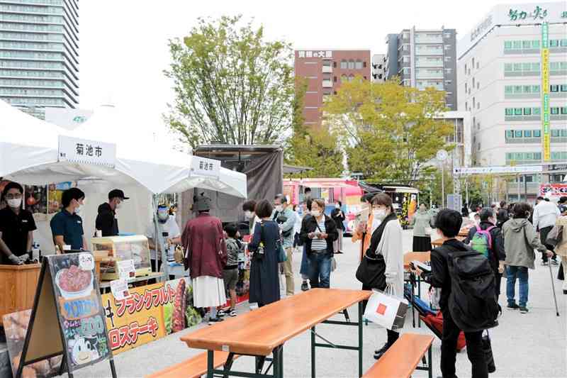 熊本の食を楽しめる約20店が並ぶ「くま博2022」の会場＝熊本市西区