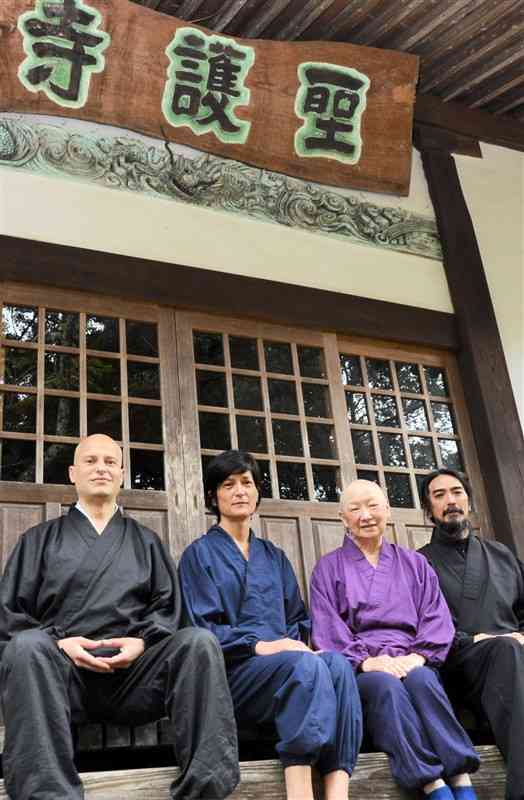 聖護寺を清掃している大城慈仙さん（右から2人目）と弟子たち＝菊池市