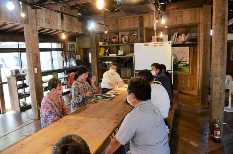 「100年ボンド」の社会人講話に参加した利用者ら＝8月、熊本市中央区