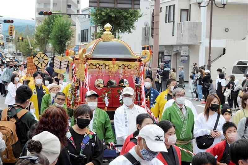 青井阿蘇神社「おくんち祭」で市街地を練り歩くみこしなどの行列＝9日、人吉市