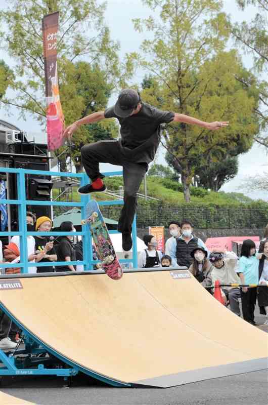 「アーバンスポーツの祭典」で技を披露し観客を魅了するスケートボードのプロ選手＝熊本市東区