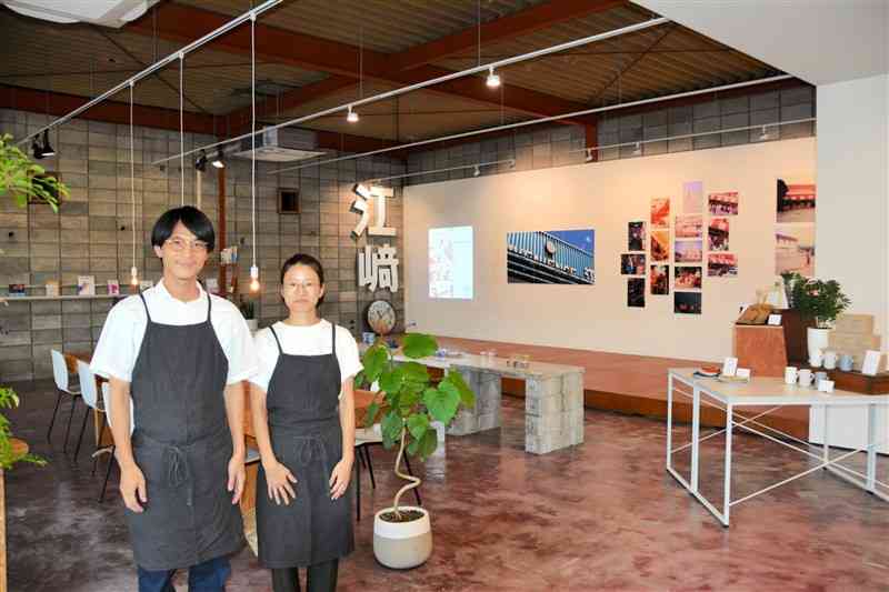 アートや書籍を楽しめるカフェ「malou」をオープンさせた水上和磨さん（左）と妻の萌さん＝和水町