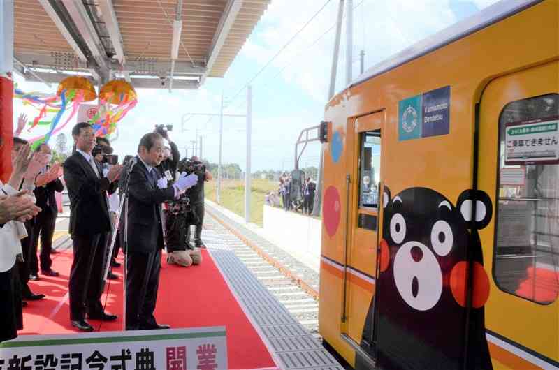 熊本電鉄御代志駅から電車を見送る関係者ら＝合志市