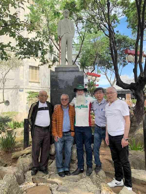 新たに設置された上塚周平の石像とブラジル熊本県文化交流協会のスタッフ。左から2番目が清原健児会長