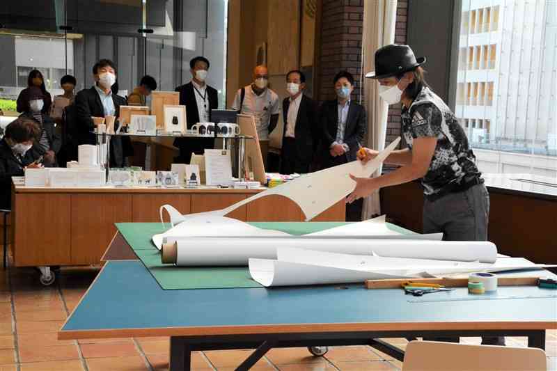 熊本市現代美術館にオープンした「ART　LAB　MARKET」の看板を制作する日比野克彦館長＝12日、同市中央区