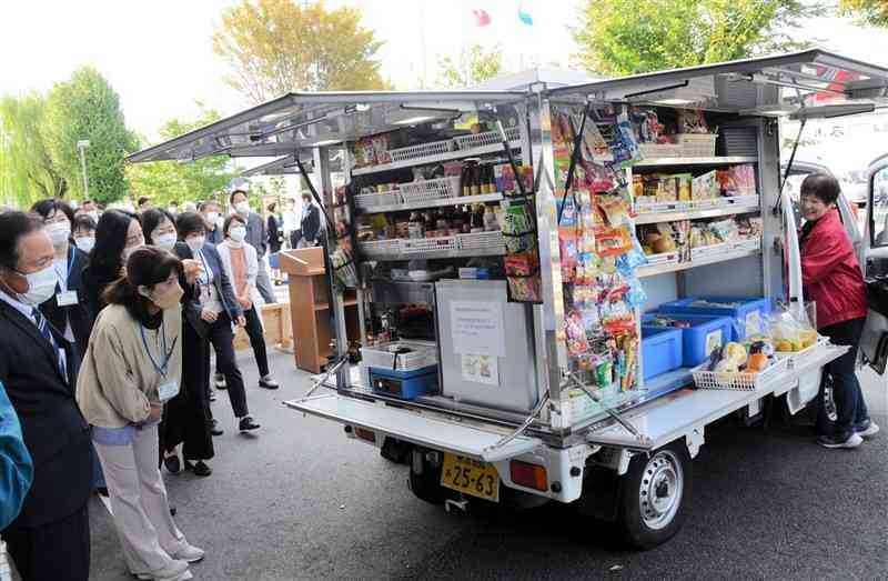 出発式でお披露目された移動販売車の荷台＝菊池市