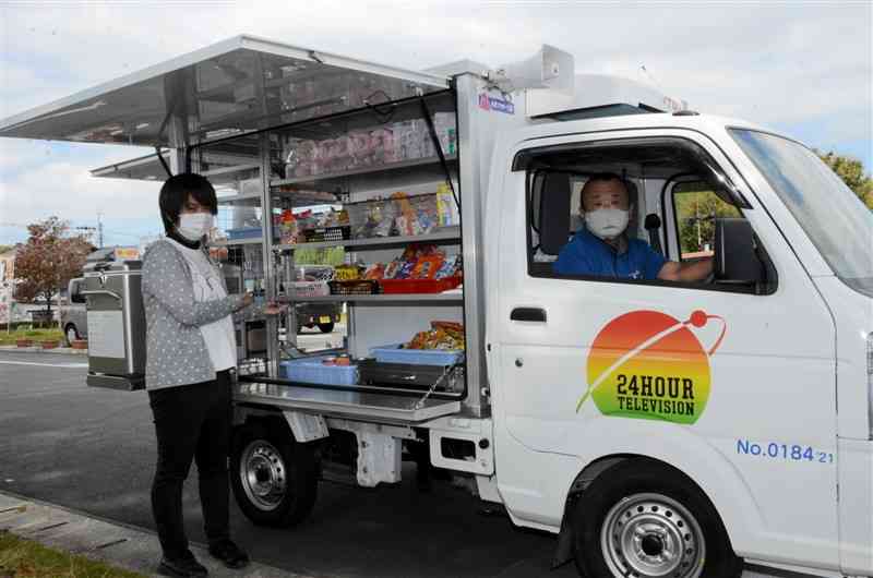 本格運行を始める移動販売車「陽なたぼっこ号」＝小国町