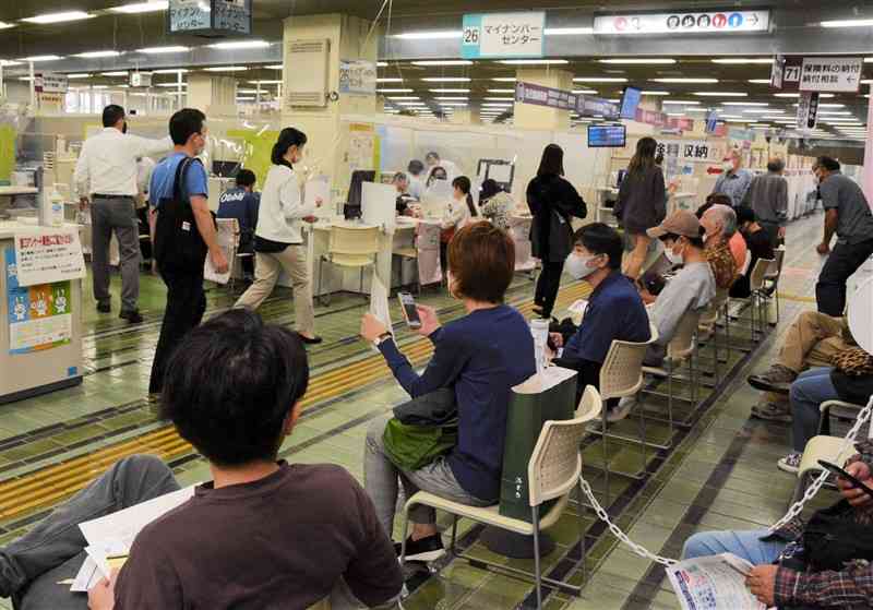 マイナンバーカードの申請や受け取りで混雑する熊本市役所のマイナンバーセンター＝14日、熊本市中央区