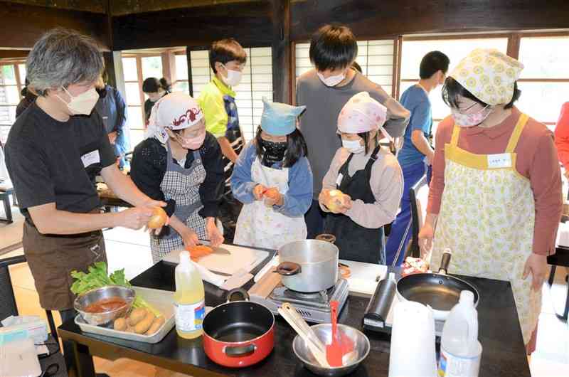 地元の食材でカレーを作る子どもたち＝南小国町