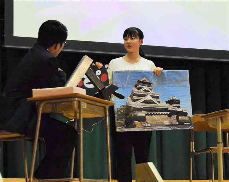 熊本地震をテーマにした創作劇を演じる御船中の生徒ら＝御船町