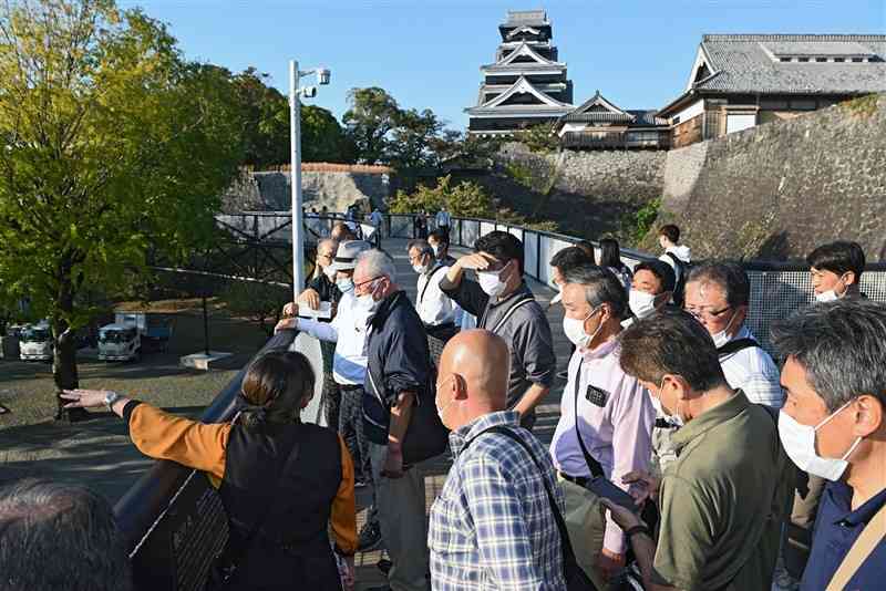 多くの観光客らでにぎわう熊本城の特別見学通路＝15日午後、熊本市中央区（小野宏明）