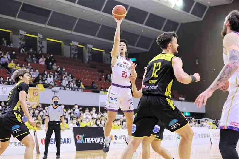 【熊本－香川】第1クオーター、シュートを放つ熊本の田渡＝高松市総合体育館（ⓒB.LEAGUE）