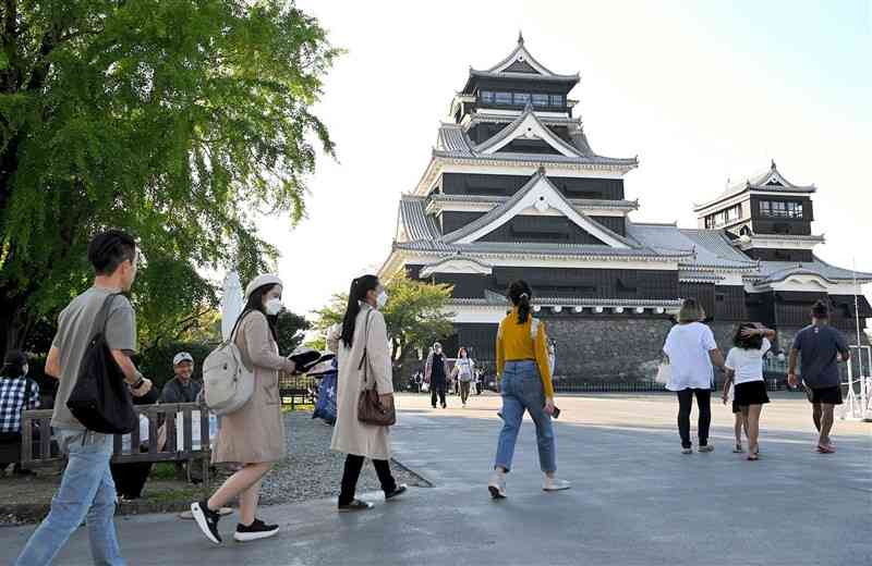 全国旅行支援が始まり、多くの観光客が詰めかけた熊本城の天守閣前広場＝15日、熊本市中央区（小野宏明）
