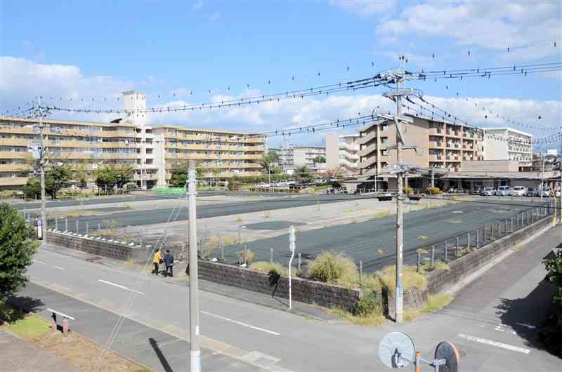 熊本県内に進出する半導体関連企業の従業員向け住宅用地として、熊本市が民間に売却する市有地。奥は市営楠団地＝18日、同市北区