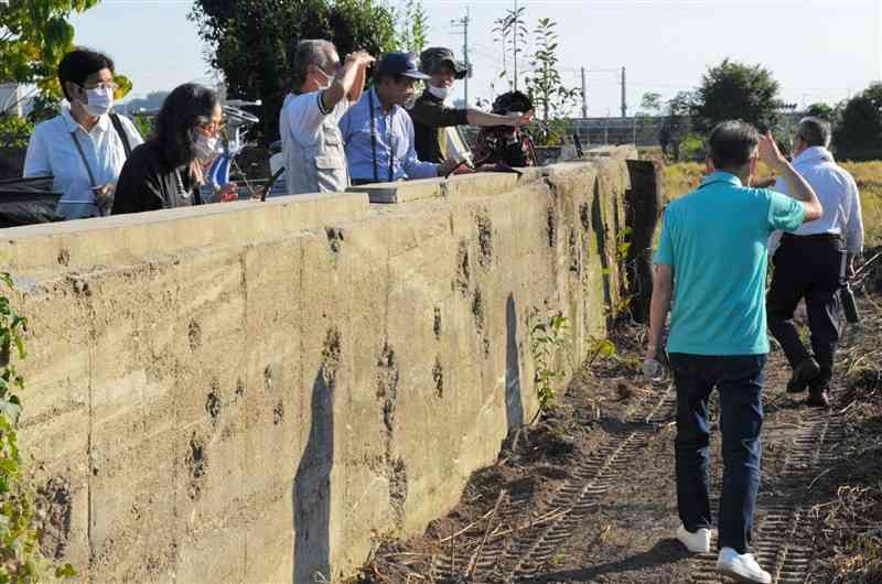 大型格納庫基礎のコンクリートに残る米軍機の空襲の痕跡＝玉名市