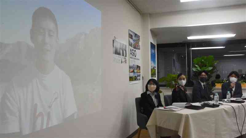 阿蘇市主催のトークショーにオンラインで参加し、移住経験を画面で語る石垣圭佑さん＝東京都千代田区